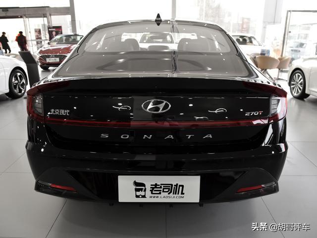 车长近5米，外观运动，造型前卫，油耗低，实拍索纳塔