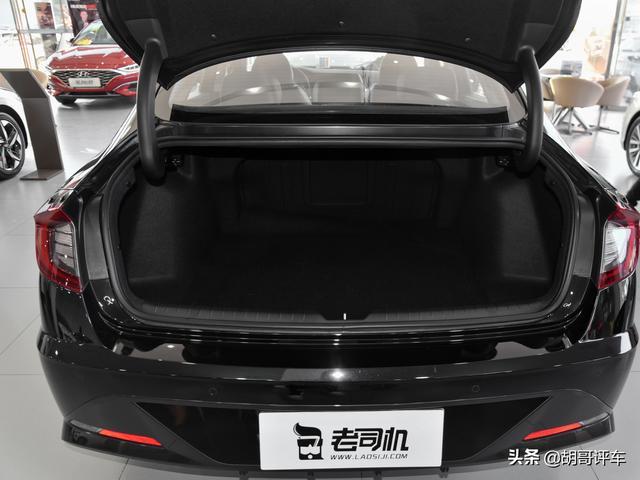 车长近5米，外观运动，造型前卫，油耗低，实拍索纳塔