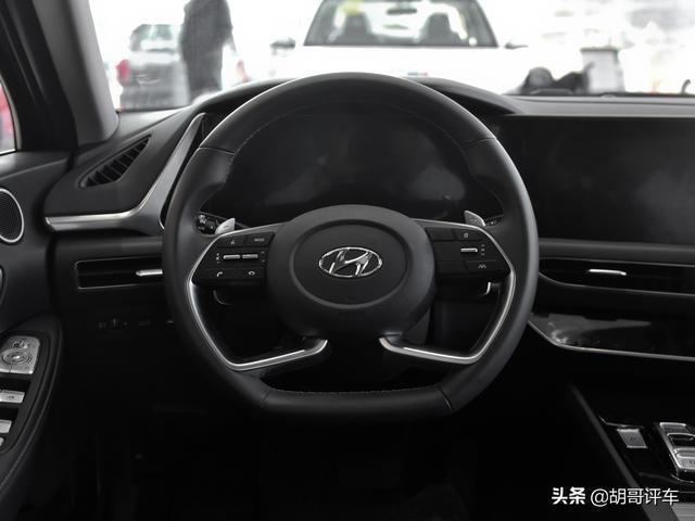车长近5米，外观运动，造型前卫，油耗低，实拍索纳塔