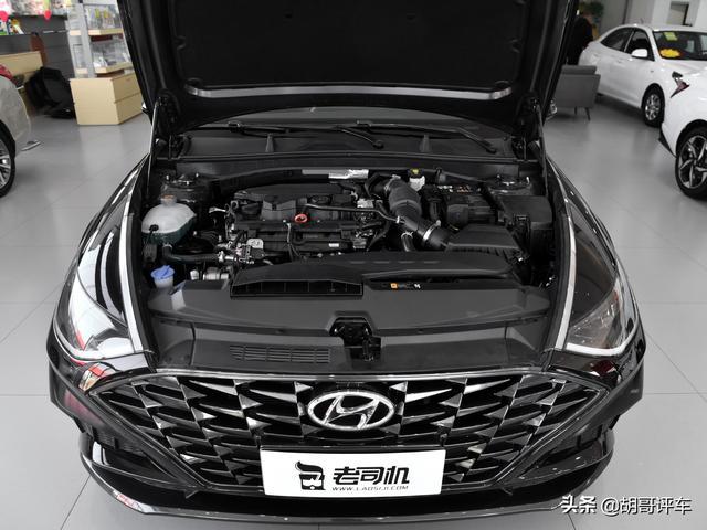 车长近5米，外观运动，造型前卫，油耗低，实拍索纳塔