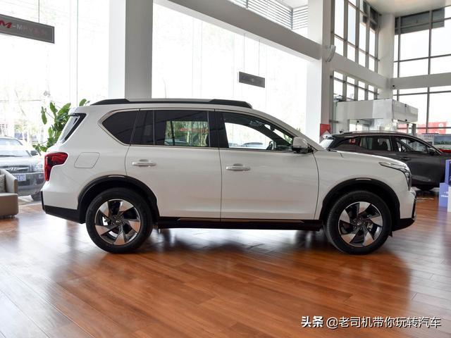 开在路上很霸道，宽度超1米9，大且便宜的SUV，传祺GS8S