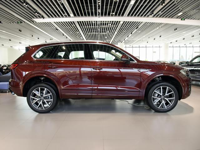 3.0T+六缸，与奥迪Q7同平台还比Q7便宜，一起看大众途锐