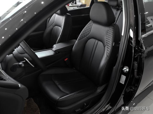 车长近5米，外观运动，造型前卫，油耗低，实拍索纳塔