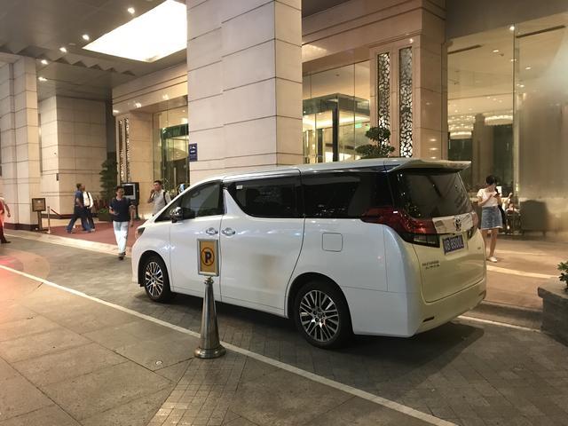 40万的丰田埃尔法，是怎么卖到100多万的？