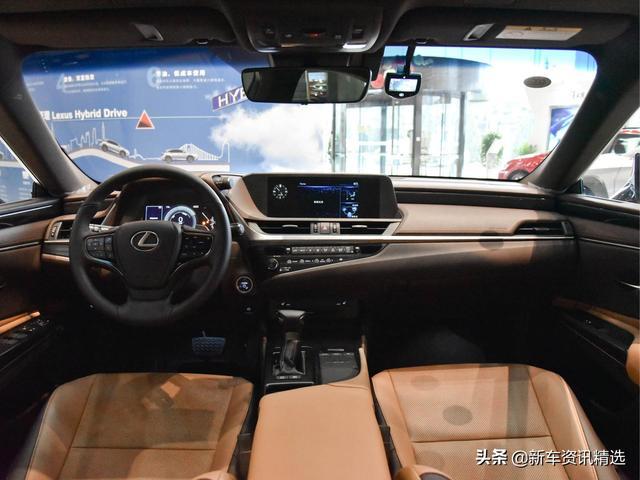 日本豪华品牌的中大型车，动力升级油耗更低，实拍雷克萨斯ES