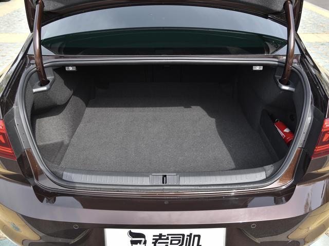 热销合资中型车，空间不输雅阁，动力油耗满意，带你看大众迈腾