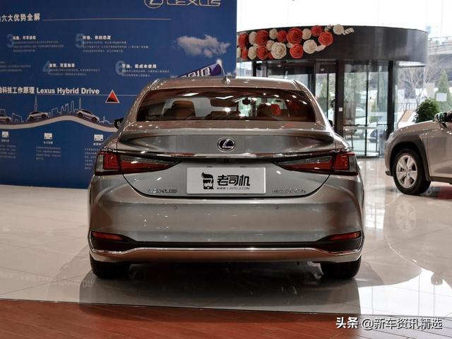 日本豪华品牌的中大型车，动力升级油耗更低，实拍雷克萨斯ES