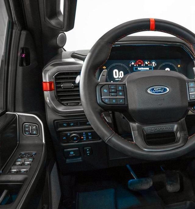 新一代福特猛禽实车，液晶仪表+V6机头，外观比老款更“爷们”