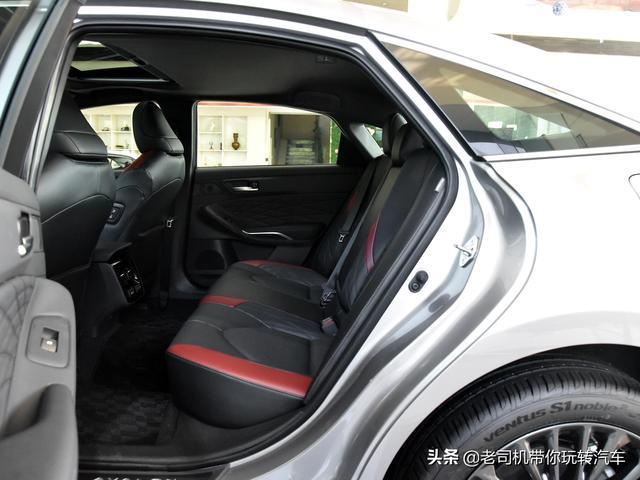 近5米的日系中型车，8AT自动挡“小凌志”，带你看丰田亚洲龙