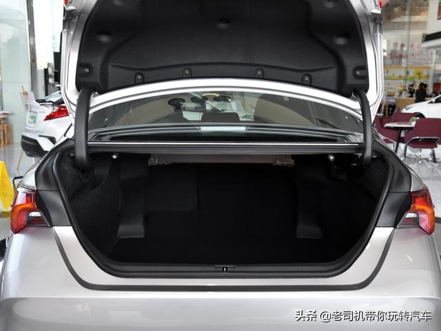 近5米的日系中型车，8AT自动挡“小凌志”，带你看丰田亚洲龙