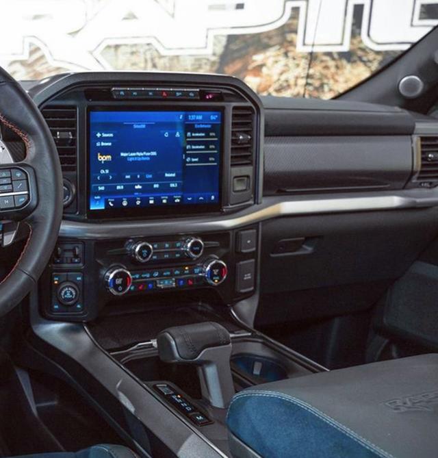 新一代福特猛禽实车，液晶仪表+V6机头，外观比老款更“爷们”