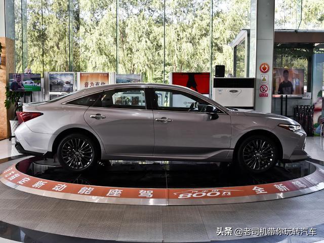 近5米的日系中型车，8AT自动挡“小凌志”，带你看丰田亚洲龙