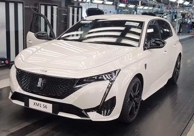 新一代标致308实车，搭1.6T混动配四驱，竞争大众高尔夫