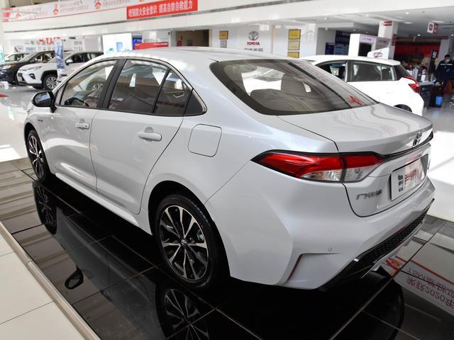 日系紧凑型车，1.8+混动省油又省心，一起看丰田雷凌