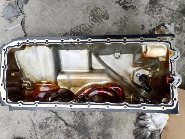 都想开6缸大宝马，修个漏油就够胖哥喝一壶，宝马不坑穷人是真的