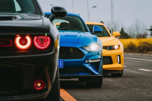 美国往事重现，集齐Mustang、科迈罗、挑战者血战街头