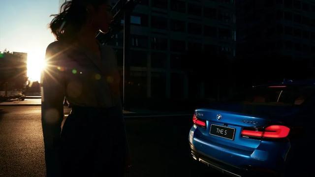 奔驰E1.5T悄悄换回2.0T，终于可以和宝马5系正面刚了？