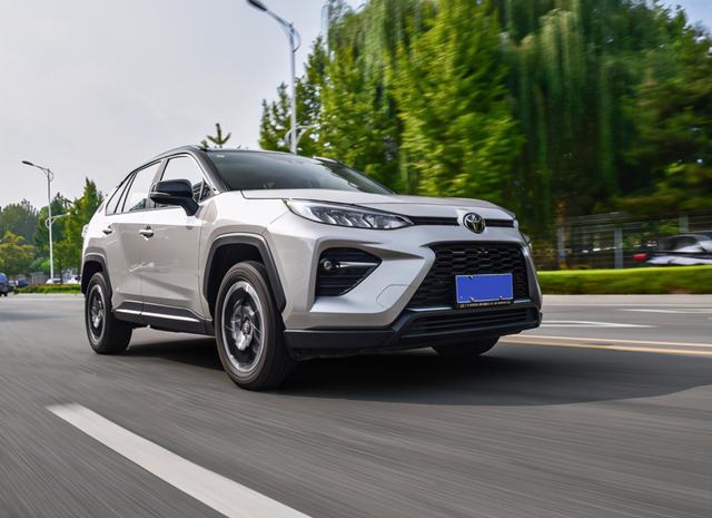空间大还省油，与RAV4荣放同平台打造，解读丰田威兰达