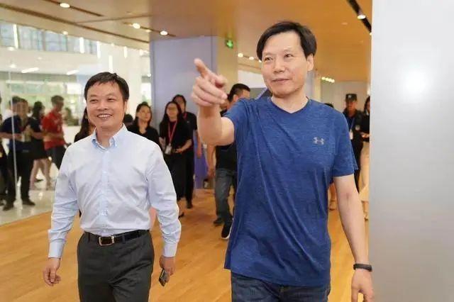 雷军“拉伙照”内心OS：王传福最乐，何小鹏最尬，李斌最淡定？