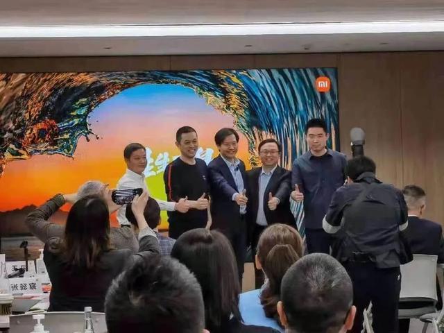 雷军“拉伙照”内心OS：王传福最乐，何小鹏最尬，李斌最淡定？