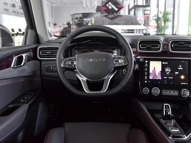 安全配置很高的国产精品SUV，油耗6.4L，实拍领克02