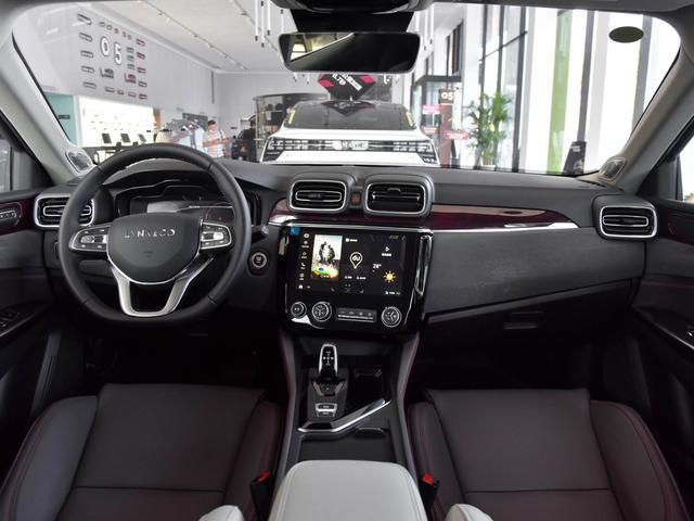 安全配置很高的国产精品SUV，油耗6.4L，实拍领克02