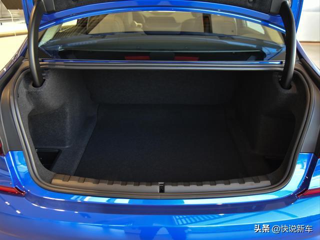 空间大坐着更舒服，8AT自动挡+豪华品牌气质，带你看宝马3系