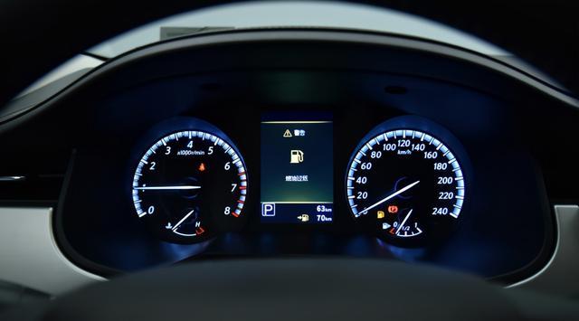 油耗堪比日系车，质感高级的自动挡轿车，带你看全新启辰D60