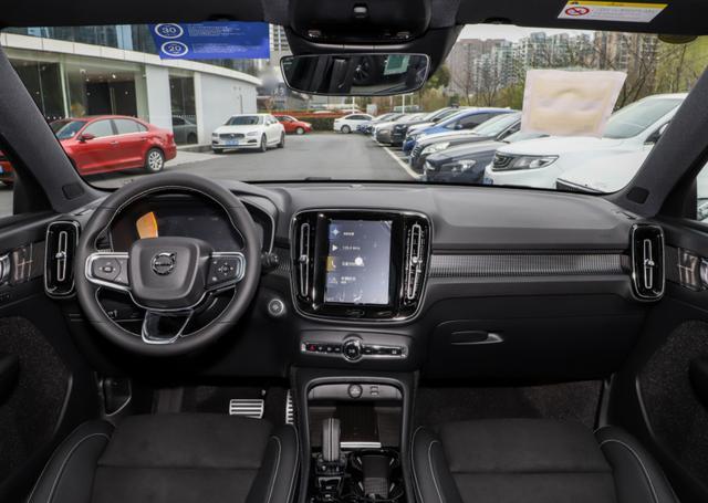 入门级二线豪华SUV，XT4和XC40哪个好？