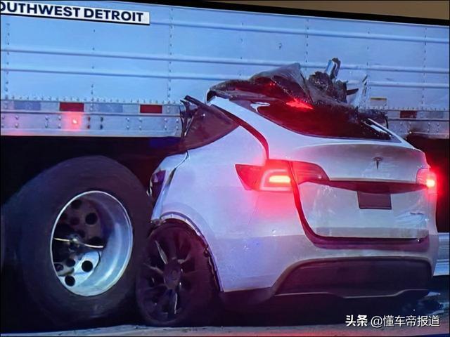 突发｜疑似自动驾驶失控，美国一特斯拉Model Y与警车相撞