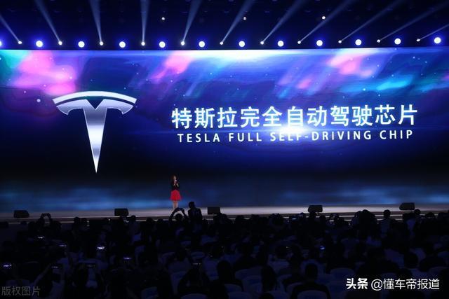 突发｜疑似自动驾驶失控，美国一特斯拉Model Y与警车相撞
