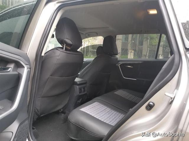 RAV4荣放，实用、省钱是它的代名词