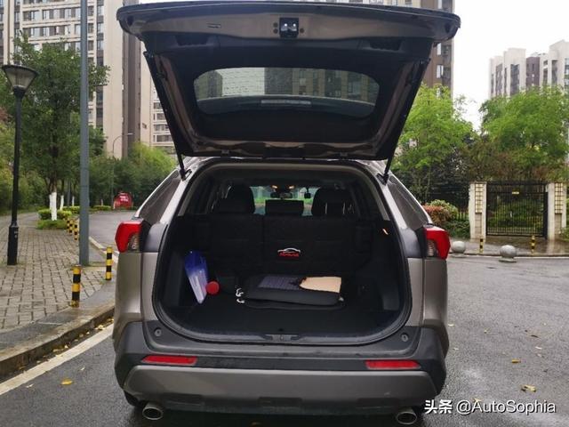 RAV4荣放，实用、省钱是它的代名词