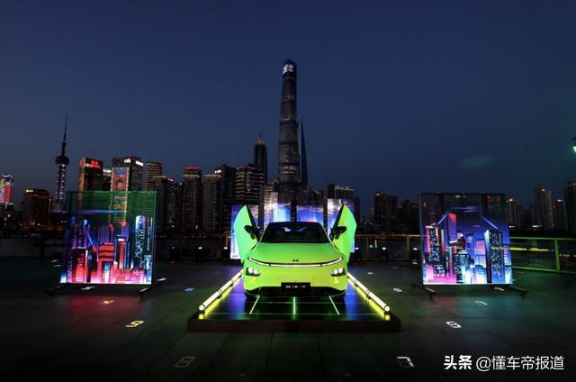 关注丨剪刀门、超闪绿？小鹏P7鹏翼版交付，车主最高年龄66岁