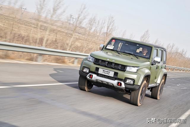 新车｜竞争坦克300？BJ40刀锋英雄版上市，16.99万起