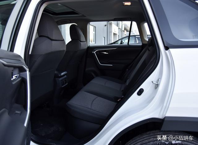 22万提丰田RAV4荣放双擎，搭载2.5L+四驱，保值率较高