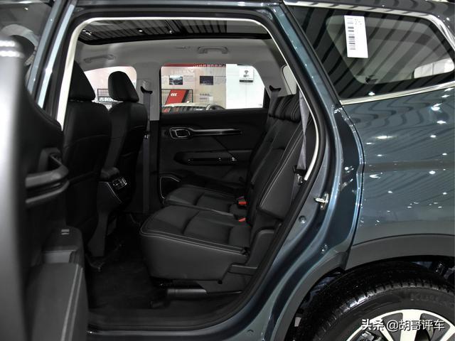 不到15万的中型SUV，却有超过30万的气质，实拍吉利豪越