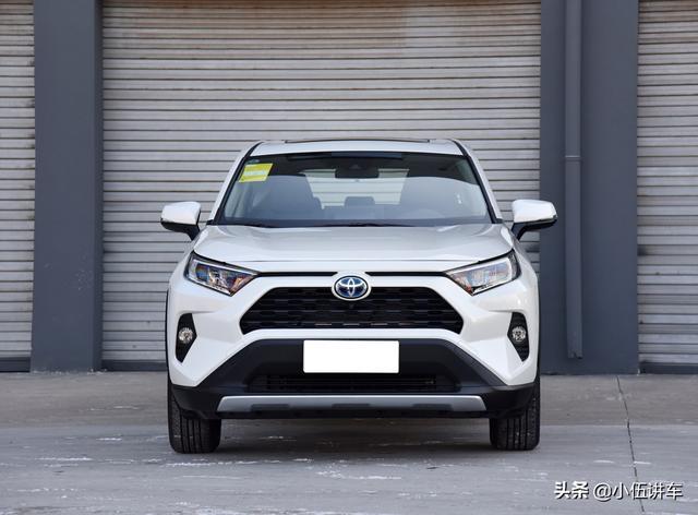 22万提丰田RAV4荣放双擎，搭载2.5L+四驱，保值率较高