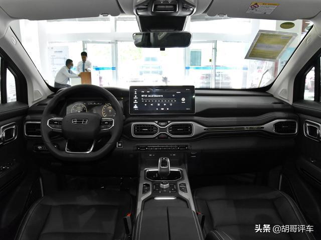 不到15万的中型SUV，却有超过30万的气质，实拍吉利豪越