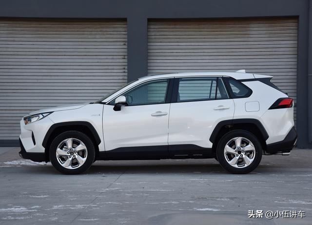 22万提丰田RAV4荣放双擎，搭载2.5L+四驱，保值率较高