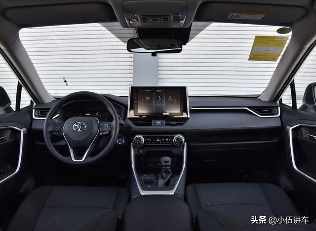 22万提丰田RAV4荣放双擎，搭载2.5L+四驱，保值率较高