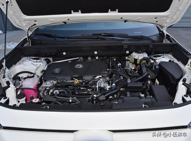 22万提丰田RAV4荣放双擎，搭载2.5L+四驱，保值率较高