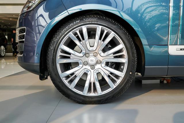 售价321万，5.0T+V8，头等舱后排，实拍揽胜创世加长版