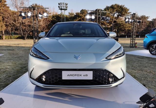 华为参与研发的新车来了，轴距超2米9，最大功率320kw，内饰科幻