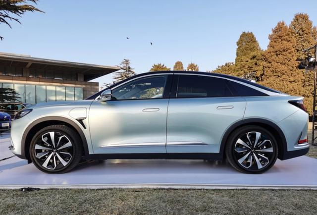华为参与研发的新车来了，轴距超2米9，最大功率320kw，内饰科幻