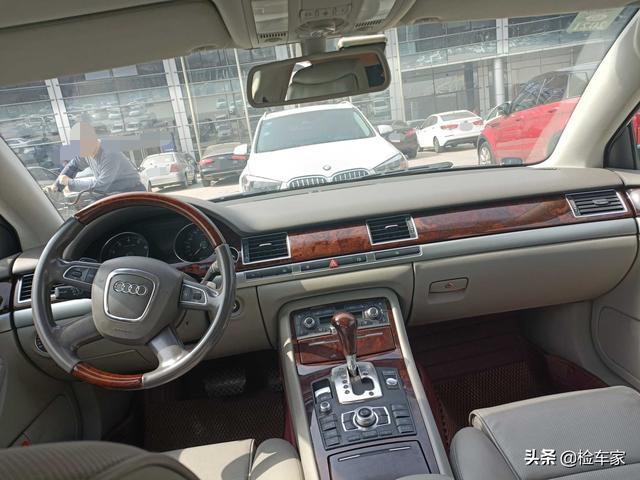 大爷始终是大爷，骑自行车去买奥迪A8，点一支烟看破一切