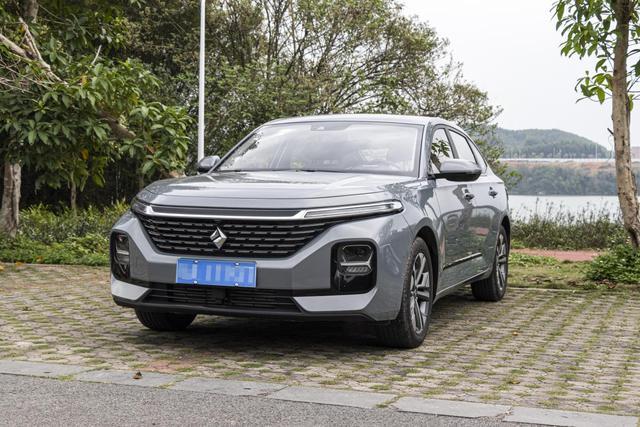 5.98万就能买轿跑车，车主11万直接上顶配，表示：RC-5适合年轻人
