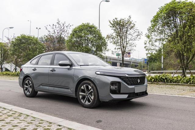 5.98万就能买轿跑车，车主11万直接上顶配，表示：RC-5适合年轻人