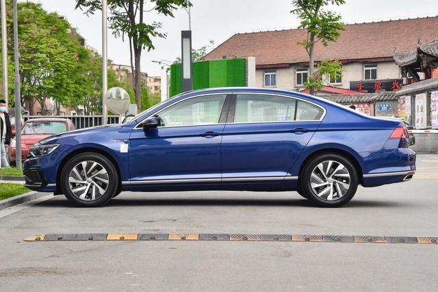 7.7秒破百，油耗1.8L，迈腾的“省油王”版本为何降价也卖不动？