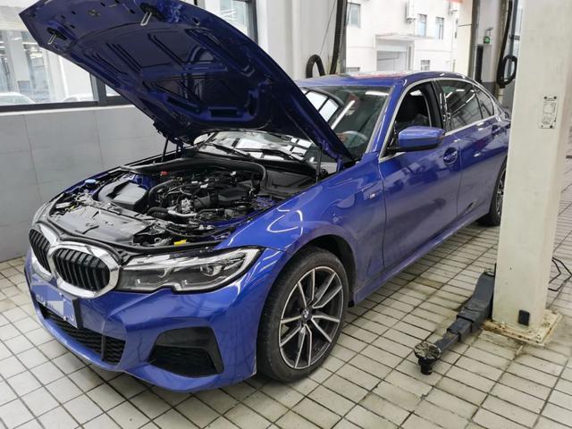 撞烂一个大灯好几万就没了：宝马三系首次出险，过程曲折结果圆满